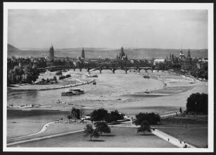 Dresden, Elbe : Dresden. Blick vom Aussichtspavillon am Waldschlösschen auf die Silhouette der Altstadt