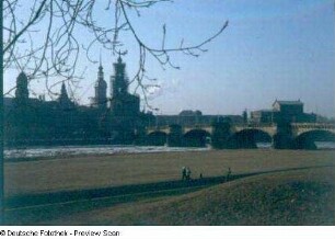 Dresden. Blick vom Neustädter Elbufer nach Südwest gegen Altstadt und Augustusbrücke
