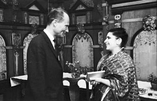 Freiburg: Rathaus; Unesco-Konferenz orientalische Kultur; Frau Dr. Berg (Pakistan) mit Oberbürgermeister Dr. Keidel