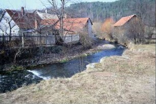 Flusslauf und anliegende Häuser