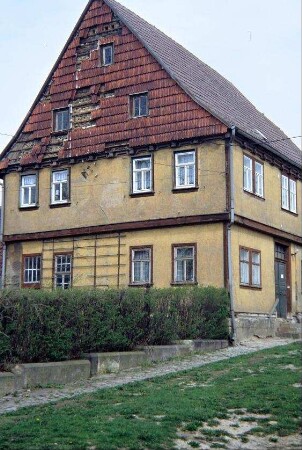 Pfarrhaus mit Ziegelverkleidung am Giebel