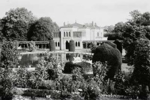 Stuttgart, Wilhelma : Stuttgart. Wilhelma. Blick über das Wasserbecken mit Fontäne im Park