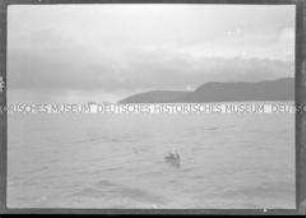 Kleines Boot mit winkenden Insassen, Nordlandreise, Norwegen