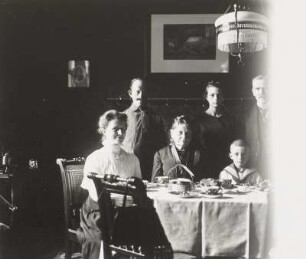 Fotograf Ernst Blume mit Ehefaru Lene, Schwägerin, Schwiegermutter u.a. Verwandten in Herne, Juli 1918