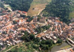 Freyburg (Unstrut). Unstrut und Stadtzentrum mit Stadtkirche St. Marien. Luftbild-Schrägaufnahme von Westsüdwest