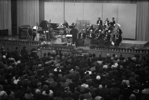 Donaueschingen: Donaueschinger Musiktage; Stadthalle; Eddie Sauter-Orchester (vom Rang)