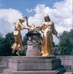 Mozartdenkmal mit Wasserbecken (Mozartbrunnen). Bronze, Muschelkalkstein (Rekonstr. 1991; E. Wolf, O. Penseler nach Orig. 1907; H. Hosaeus/Nachguß Kunstgießerei Lauchhammer). Dresden, Bürgerwiese