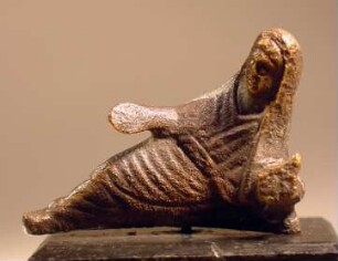 Römische Statuette eines Liegenden. Genius