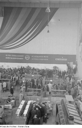 Besucher an Ständen mit Textilmaschinen sowie am Stand von Deutsche Schuhmaschinen Co. (Desco) Dresden-Niedersedlitz, Technische Messe 1953