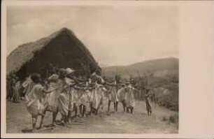 Jung-Afrika übt sich im Bogenschießen (Ost-Afrika)