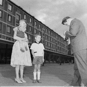Ein Mann fotografiert seine Frau und die beiden Söhne
