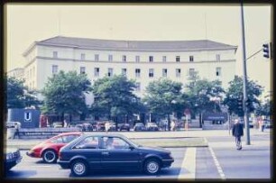 Blick vom Fehrbelliner Platz auf das ehemalige Rathaus Wilmersdorf