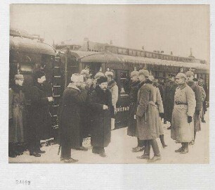 Die Verhandlungen in Brest-Litowsk. Empfang der russischen Delegation am Bahnhof von Brest-Litowsk
