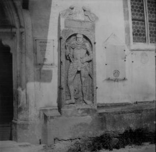 Grabplatte mit Ritterfigur : Grabplatte mit Ritterfigur. Stein? (wohl 16. Jh.). Cham-Chammünster, Pfarrkirche Mariä Himmelfahrt, Außenmauer