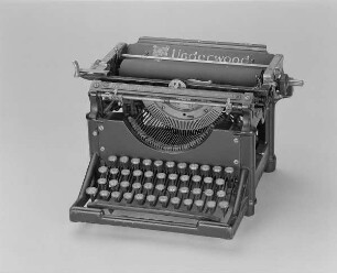 Typenhebelschreibmaschine "Underwood" (Modell 2). Erste Schreibmaschine mit Vorderanschlag und sofort sichtbarerer Schrift auf dem Weltmarkt. Schrägansicht von vorn