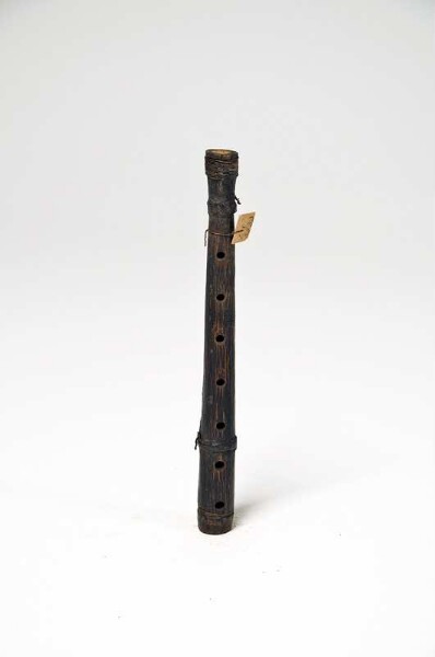 Oboe with conical tube with finger holes