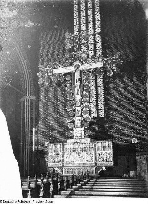Kreuzaltar und Kreuz : Kreuzaltar mit doppelseitigem Schrein und doppelseitigem Monumentalkreuz (um 1368)
