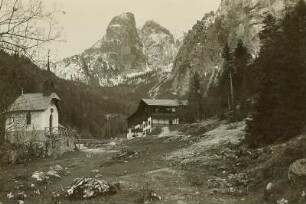 Österreich. Kaisertal mit Neuer Hinterbärenbadhütte. Blick gegen Totenkirchl