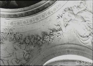 Berlin, Schloss Charlottenburg, Altes Schloss, Treppenhaus, R. 113 / R. 208, Detail des Deckengewölbes in Höhe der Lünetten, Herme mit Putten und Girlande.