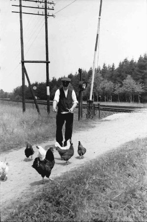 Kleinsteinberg; Deutsche Reichsbahn; Bahnwärter füttert Hühner