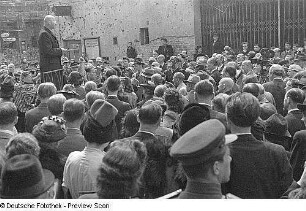 Ehrung für Max Reinhardt im Deutschen Theater Berlin und anschließende Straßenbenennung (Umbenennung der Karlstraße) : Gäste während des Festaktes zur Straßenbenennung