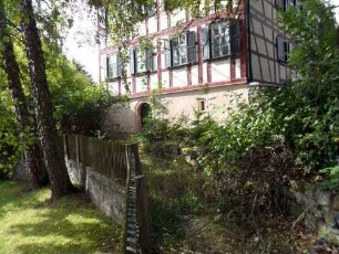 Ehemaliges Pfarrhaus (Jahr 1786) im Nordwesten des Kirchberges zur Ortsseite in Übersicht