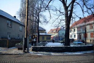 Platz mit Bäumen, Häuser