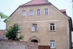 Hausgiebel mit Krüppelwalm, rundbogiger Tür