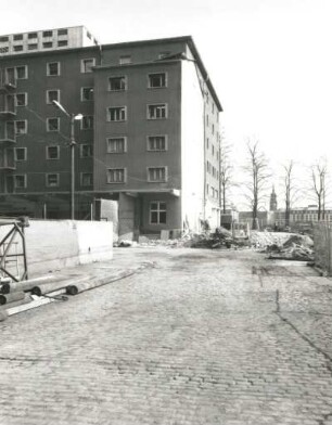 Dresden-Altstadt, Bernhard-von-Lindenau-Platz 1. Neubau Sächsischer Landtag. Kleine Packhofstraße und Wolf-Speicher (Teilansicht) mit Abrißstelle. Ansicht von Südwest