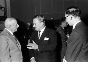 13. Tagung 1963 Medizin; Eröffnung Lindau 1.7.63: Otto H. Warburg, Hugo Th. Theorell, Cornelius J. F. Heymanns mit H. Löwy in Rückansicht