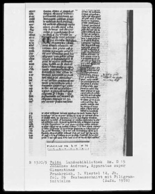 Johannes Andreae, Apparatus super Clementinas — Ornamentaler Schriftsatz mit Initialen V, Folio 26recto