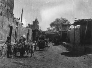 Straßenansicht : Eine Straße in einer zentralasiatischen Siedlungim Umfeld des Tian Shan Hochgebirges. Im Hintergund vermutlich eine Moschee