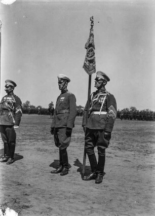 Männerportrait : Portraitaufnahme mehrerer Männer in Militäruniformen.