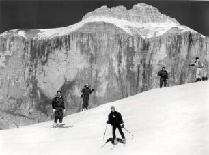 Im Pecol-Skigebiet mit dem Langkofel im Hintergrund