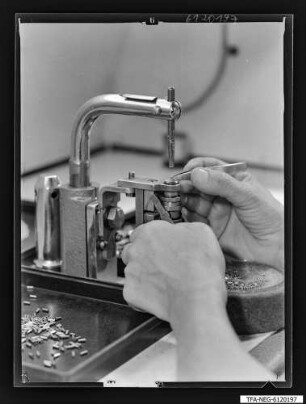 Schweißvorrichtung am Spanngitterautomat, Teilansicht 3, Foto 1961