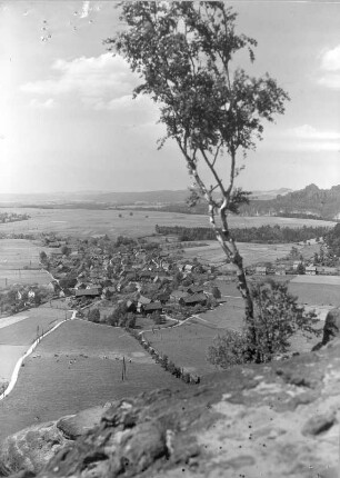 Reinhardtsdorf-Schöna. Ansicht von Schöna. Blick vom Zirkelstein nach Nordnordwest, rechts: Schrammsteine