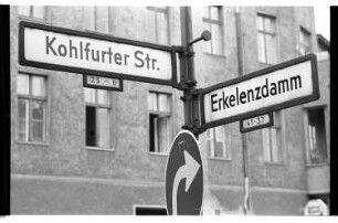Kleinbildnegativ: Straßenschild, Kohlfurter Straße, 1975