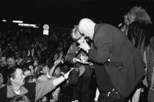 Stadtfest: Hagener Allee, Bühne: Popsänger "Harpo" Jan Svensson gibt einem Jungen Autogramm: Publikum: 12. Juni 1999