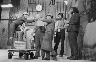 Szenenbilder aus "Die Abenteuer der Johanna von Döbeln", Schauspiel von Helmut Baierl. Maxim-Gorki-Theater Berlin, 15.06.1976 (Premiere am 18.06.1976) : Mit Swetlana Schönfeld (Johanna Deike), Dieter Wien (Günter Klein), Christoph Engel (Eduard Rohnert), Dietmar Obst (Arno), Lotte Loebinger/Ursula Mundt (Blumenfrau), Evamaria Bath (Rau Lobstett), Jochen Thomas (Paul Lobstett), Christa Löser (Krankenschwester), Tim Hoffmann (Schöffe) u. a.