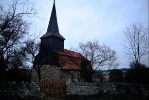 Kirche mit Kirchhofsmauer