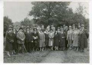 Gruppe von Männern und Frauen im Wald