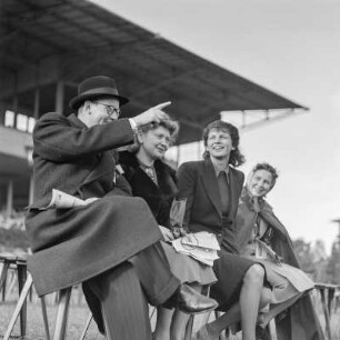 Galopprennbahn Hoppegarten, Zuschauer bei einem Pferderennen, rechts ist Elisabeth Gremmler