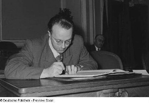 Teilnahme des Leipziger Oberbürgermeisters Erich Uhlich an der Unterschriftenaktion für den Wiener Appell des Weltfriedensrates