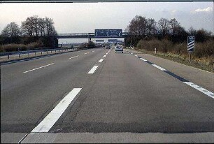 Hauptfahrbahn Nord (Heidelberg Richtung Mannheim): Zufahrt auf AS Mannheim-Neckarau mit Spuraufteilung