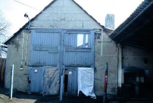 Giebelseite des Güterschuppen mit Holztor