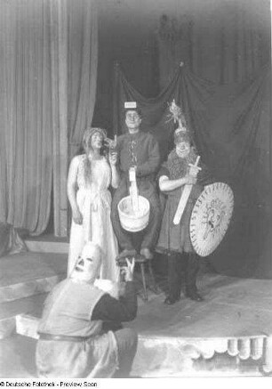 "Ein Sommernachtstraum" von William Shakespeare. Szene mit Walther Kottenkamp als Prolog, Paul Hoffmann als Thisbe, Martin Hellberg als Wand und Friedrich Lindner als Pyramus. Dresden: Schauspielhaus, 12.06.1930