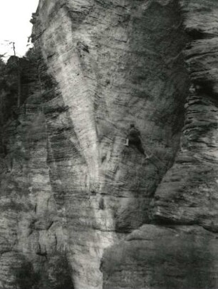 Sächsische Schweiz. Bielatal, Hauptwiesenstein. Seilschaft K. Gonda, G. Junghans, G. Straube und G. Walpert bei der 10. Begehung der Rostkante (VIIIb) mit Ausstiegsvariante. 3.8.1947