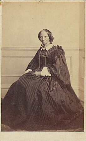Luise Scholz, sitzend