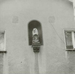 Klein Loitz. Gutshaus, Wappenhalter : Felixsee-Klein Loitz. Gutshaus mit Schloßgaststätte (18./19. Jahrhundert). Risalit der Gartenseite, Wandnische mit Sitzfigur Löwe als Wappenhalter
