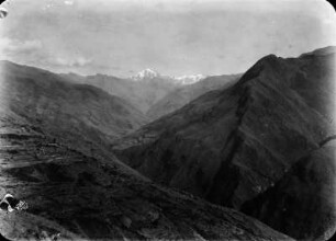 Tal des Rio Quellhuacota : Berglandschaft mit Tal. Im Hintergrund der Berg Muñecas